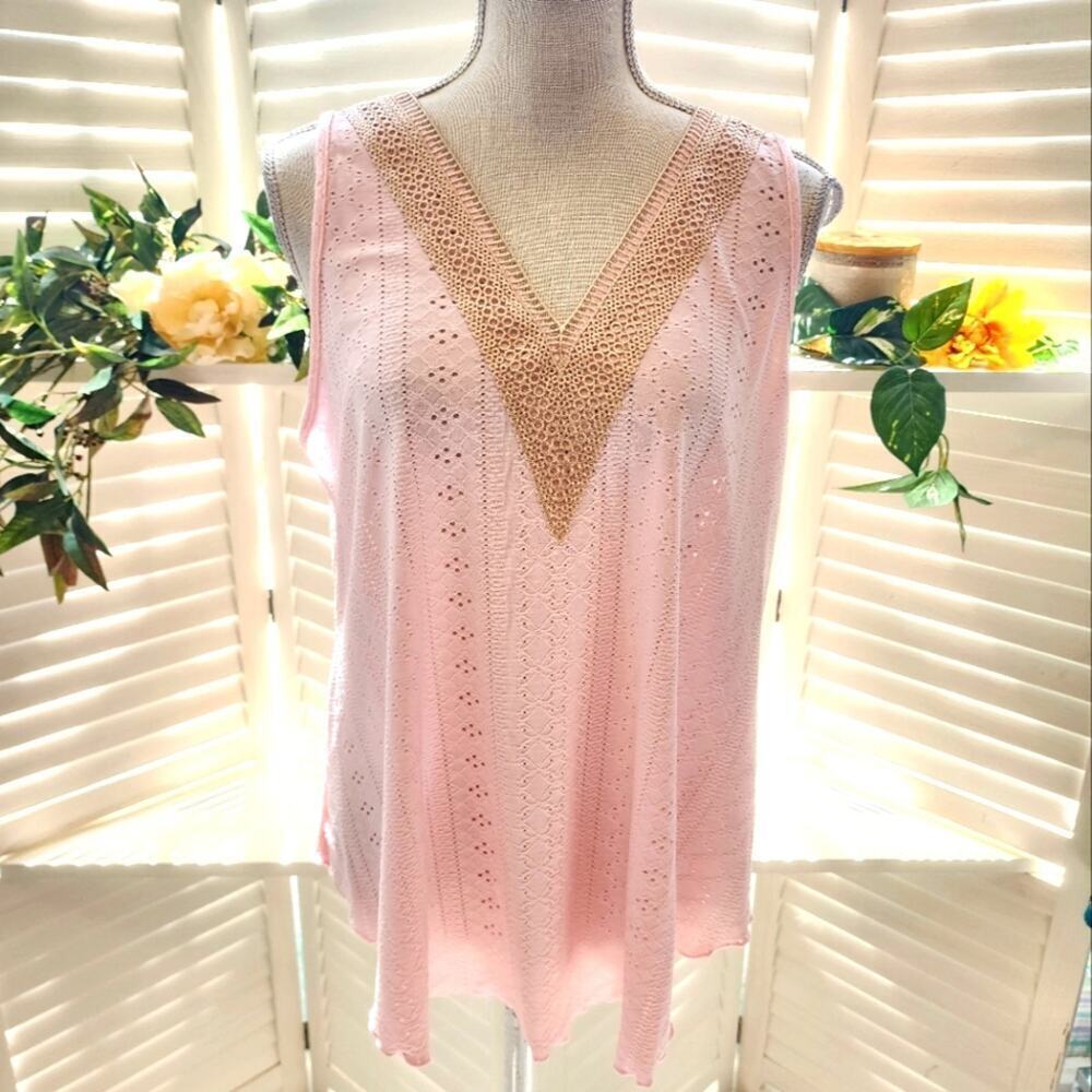 BOUTIQUE PINK NWOT EYELET LACE V GOLD V NECK BLOUSE (61) MULTIPLE SIZES